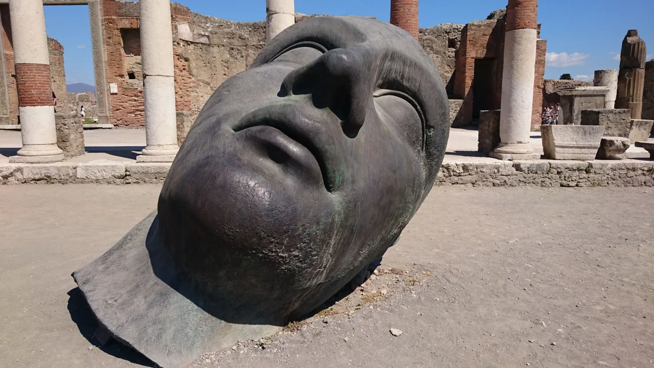 Zdjęcie Pompeje Mitoraj: Odkryj niezwykłe rzeźby w sercu starożytności