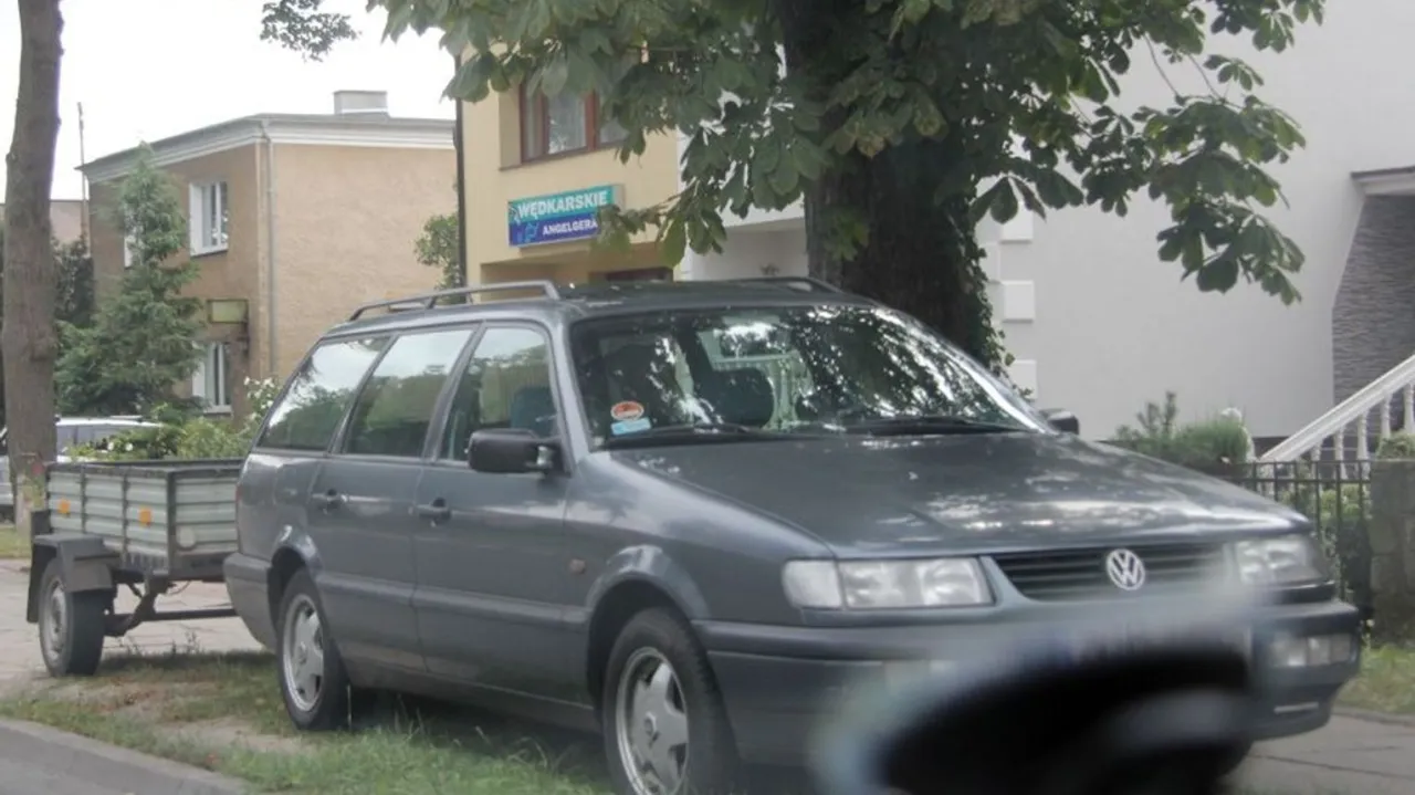 Zdjęcie Czy można parkować na trawniku? Przepisy, kary i praktyczne porady