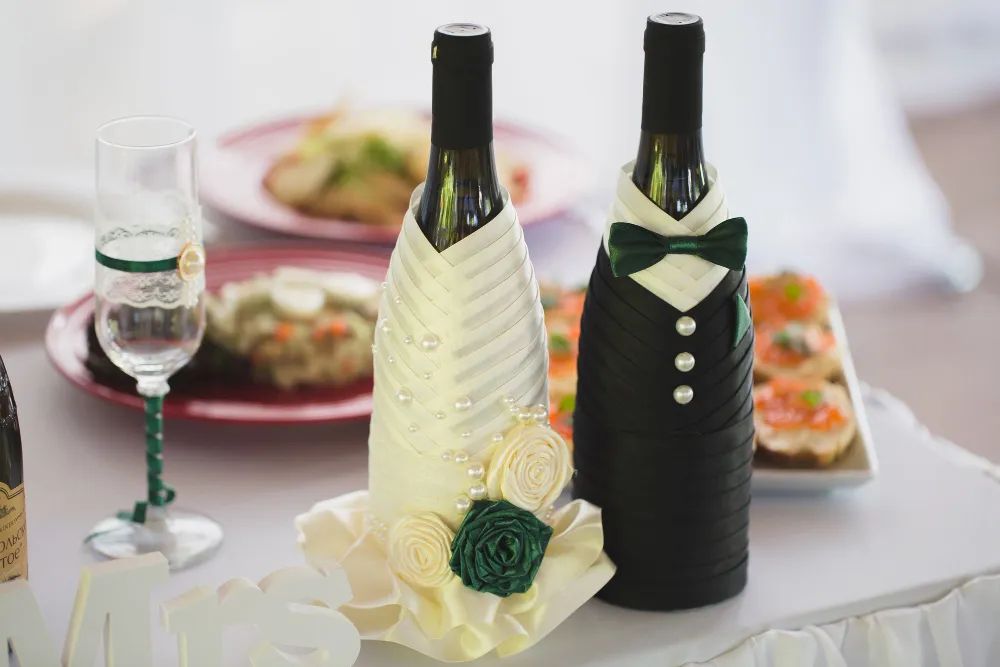 Zdjęcie Jak ładnie zapakować wino na ślub – proste i eleganckie pomysły na prezent