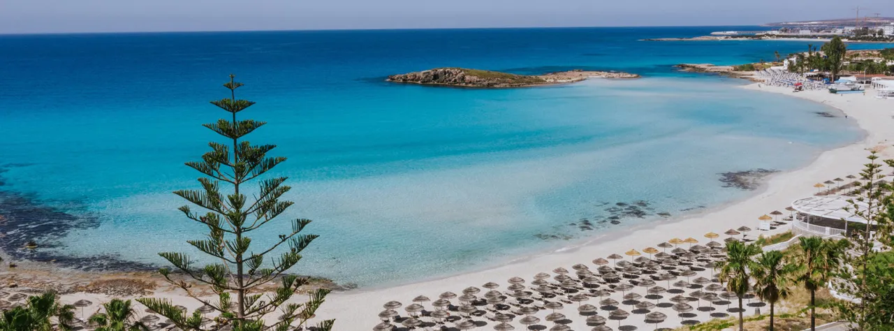 Zdjęcie Nissi - rajska plaża Cypru z krystalicznie czystą wodą