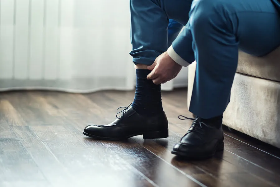 Zdjęcie Jakie skarpetki do granatowego garnituru, by uniknąć modowych błędów?