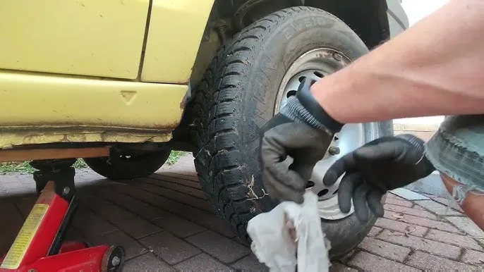 Zdjęcie Jak wyjąć koło zapasowe Fiat Doblo - proste kroki, które musisz znać