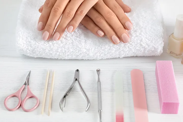 Zdjęcie Czym zmyć manicure hybrydowy? Sprawdzone metody i porady na łatwe usunięcie