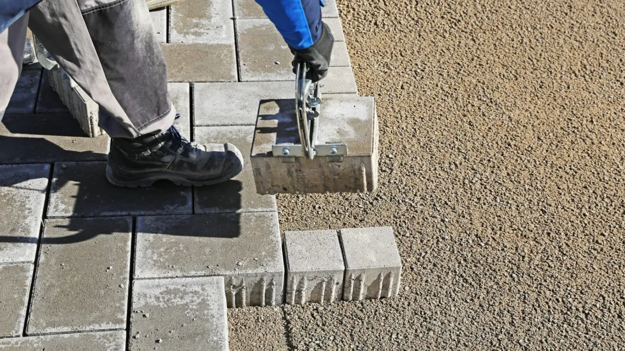 Zdjęcie Podsypka pod kostkę brukową: Idealna ilość cementu - Poradnik