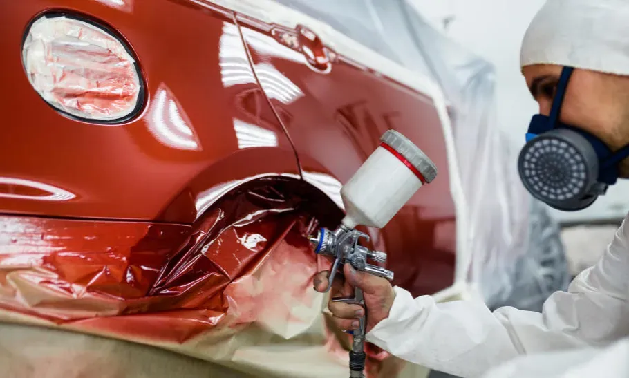 Zdjęcie Ile kosztuje malowanie maski samochodu? Sprawdź ceny i czynniki wpływające na koszt