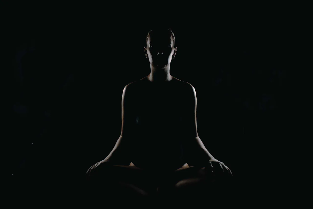 Zdjęcie Jak medytacja wpływa na mózg? Niezwykłe korzyści dla zdrowia psychicznego