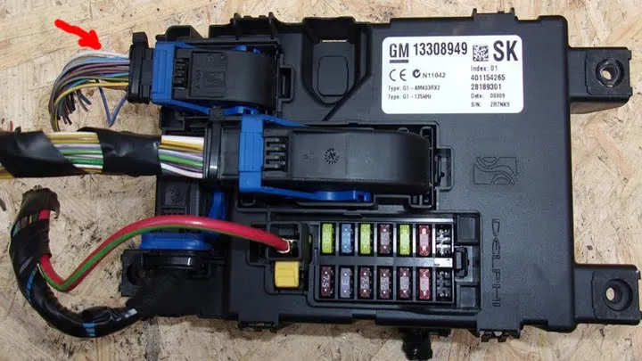 Zdjęcie Bezpieczniki Corsa D - Gdzie są i jak je łatwo znaleźć