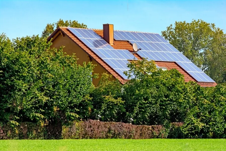 Zdjęcie Jakie są ceny domowej elektrowni słonecznej? Porównanie i wskazówki