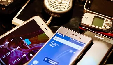 Zdjęcie Gdzie wyrzucić stary telefon? Sprawdź, jak uniknąć błędów i zadbać o środowisko