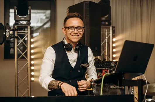 Zdjęcie Ile kosztuje DJ na wesele? Sprawdź ceny i uniknij rozczarowania