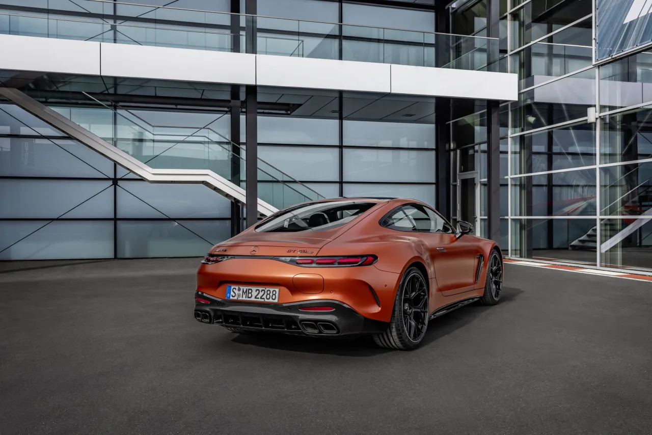 Zdjęcie Mercedes-AMG GT - odkryj moc i osiągi supersamochodu marzeń