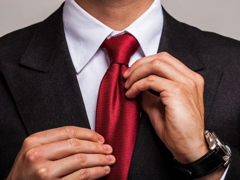 Zdjęcie Jak nosić szpilkę do krawata: Elegancki styl krok po kroku