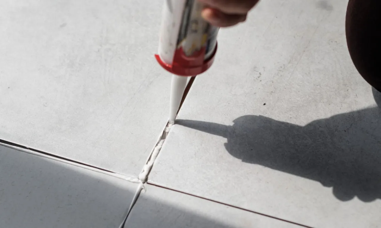 Zdjęcie Soudal silikon sanitarny ile schnie? Poznaj czas schnięcia i utwardzania