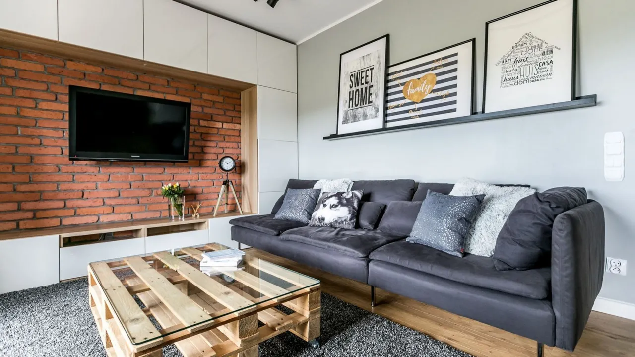 Zdjęcie Co na pustą ścianę w salonie: 15 inspirujących pomysłów na dekoracje
