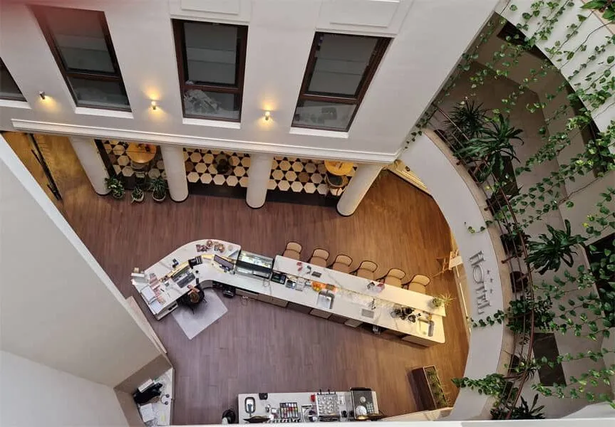 Zdjęcie Co to jest patio w hotelu i jak wpływa na komfort gości?