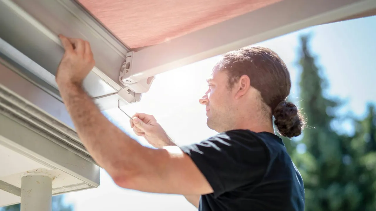 Zdjęcie Jak zamontować markizy okienne: Porady i techniki instalacji