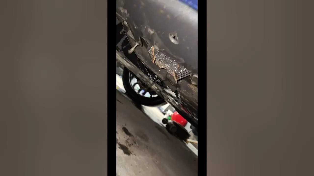 Zdjęcie Gdzie podłożyć lewarek w Hyundai Tucson, aby uniknąć uszkodzeń?