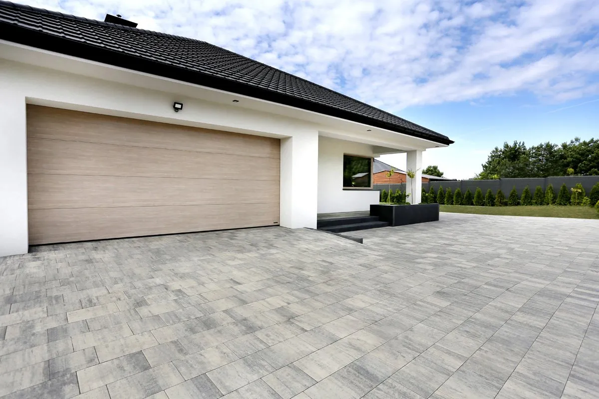 Zdjęcie Jak tanio zrobić podjazd do domu: tanie materiały i praktyczne porady