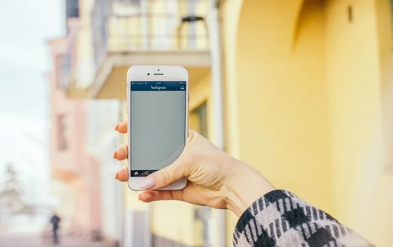 Zdjęcie Co oznacza send pic na Instagramie i jakie ma konsekwencje?