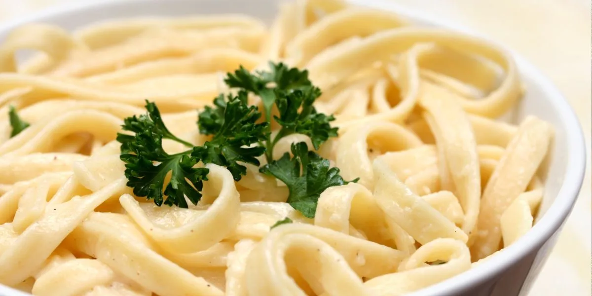 Zdjęcie Pyszne spaghetti z parmezanem, które zachwyci Twoje kubki smakowe