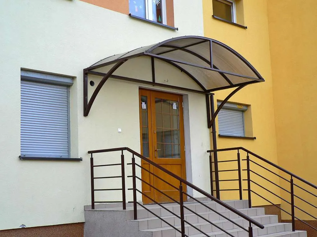 Zdjęcie Dach nad schodami zewnętrznymi - wybór materiału i konstrukcji