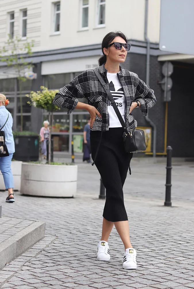 Zdjęcie Stylizacje sportowe ze spódnicą ołówkową - wygoda i modny look