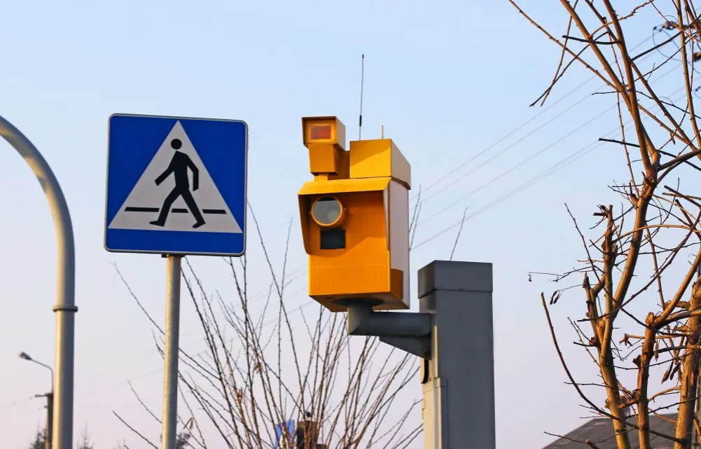 Zdjęcie Ile czasu na mandat z fotoradaru? Dowiedz się, jak uniknąć opóźnień