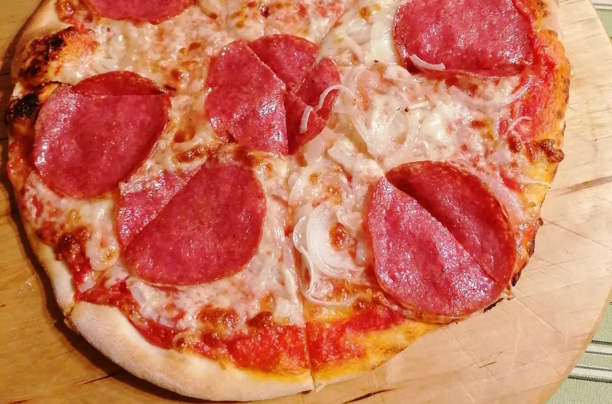 Zdjęcie Jakie salami na pizzę? Odkryj najlepsze smaki i połączenia