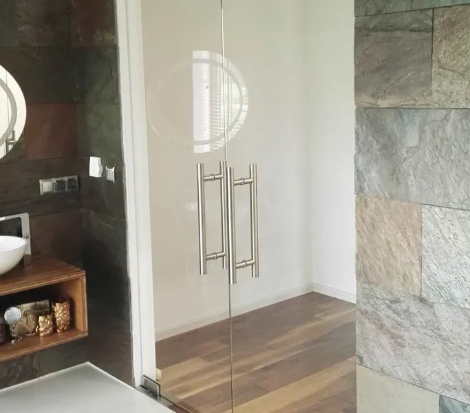 Zdjęcie Szklane drzwi do łazienki: Jakie szafki wiklinowe są najlepsze do łazienki?