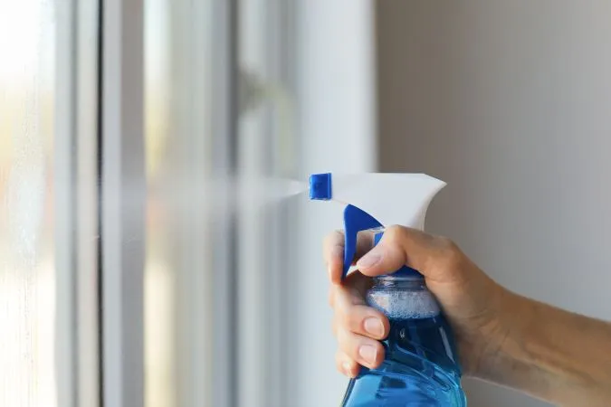 Zdjęcie Jak usunąć taśmę klejącą z okna plastikowego bez uszkodzeń?