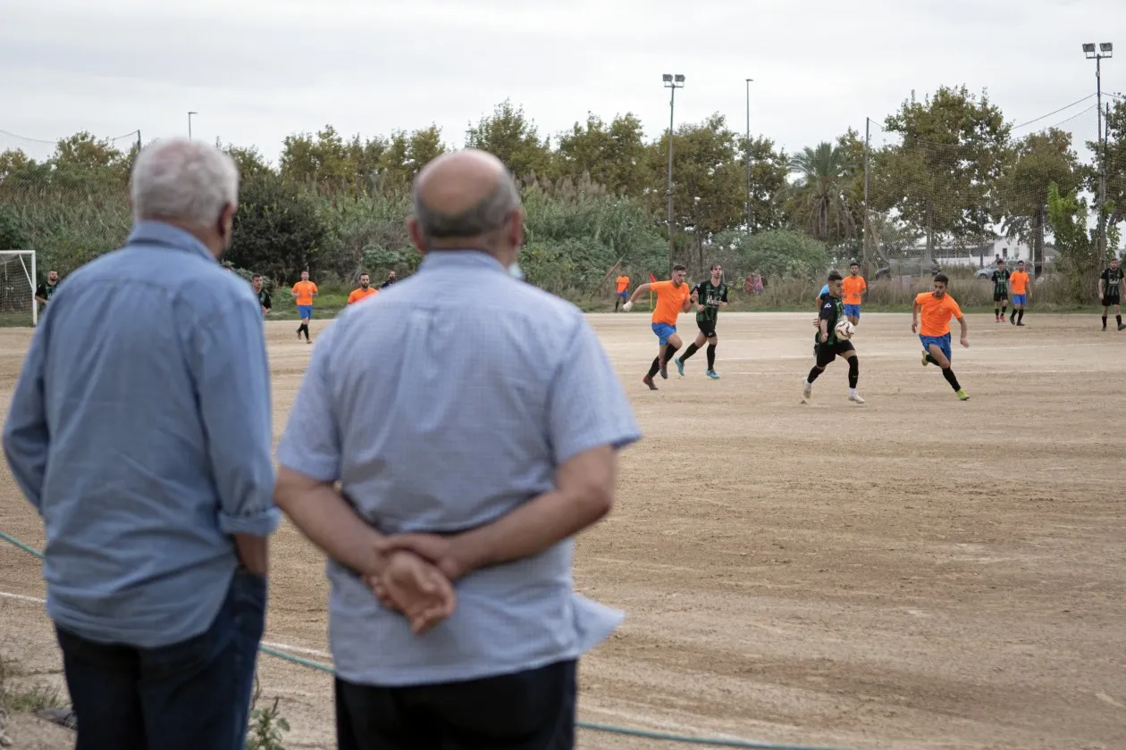 Zdjęcie Campo de fútbol de tierra: ventajas, mantenimiento y cuidados esenciales