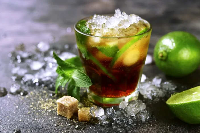Zdjęcie Jak pić rum z herbatą: 5 sekretów idealnego połączenia smaków