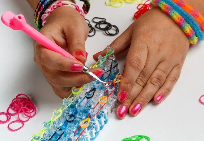 Zdjęcie Jak zrobić bransoletkę z gumek na szydełku - łatwe kroki i porady
