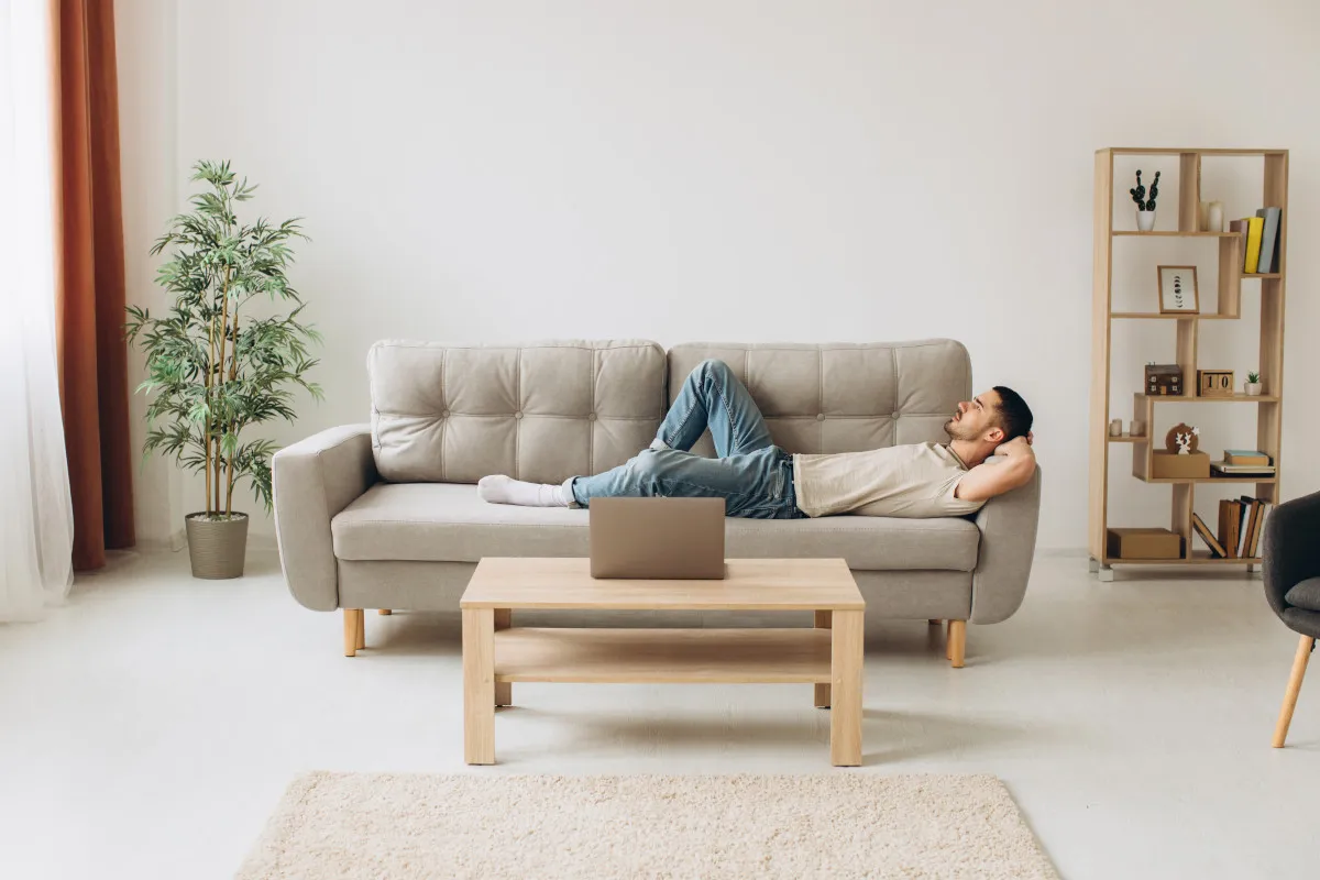 Zdjęcie Jak poprawić komfort twardej kanapy i uniknąć bólu pleców