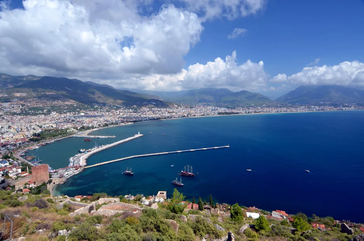 Zdjęcie Alanya – jakie morze otacza to piękne miasto turystyczne?