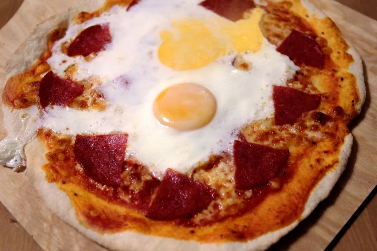 Zdjęcie Kiedy wbić jajko na pizzę z jajkiem, by uniknąć zakalca?