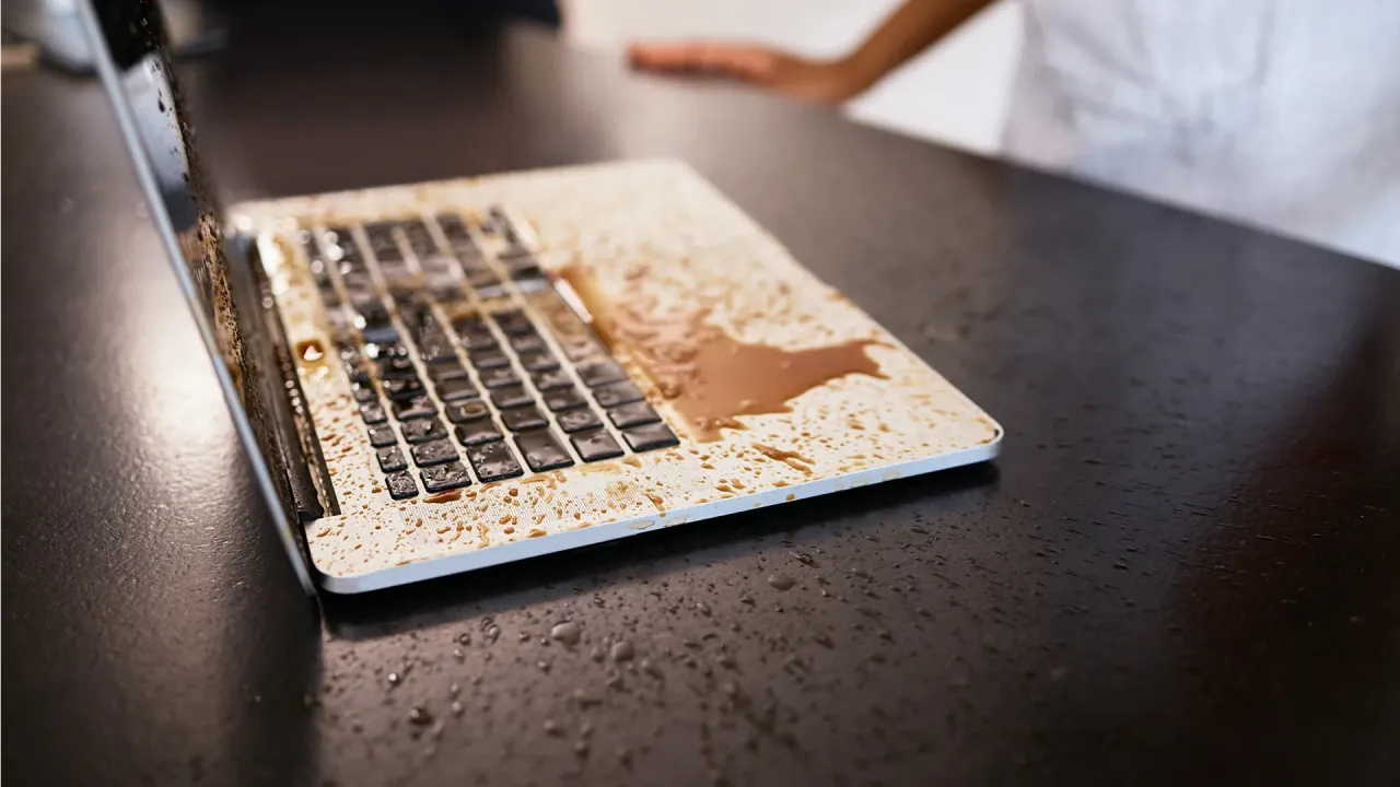 Zdjęcie Co zrobić po zalaniu laptopa? Kluczowe kroki, aby uniknąć kosztów naprawy