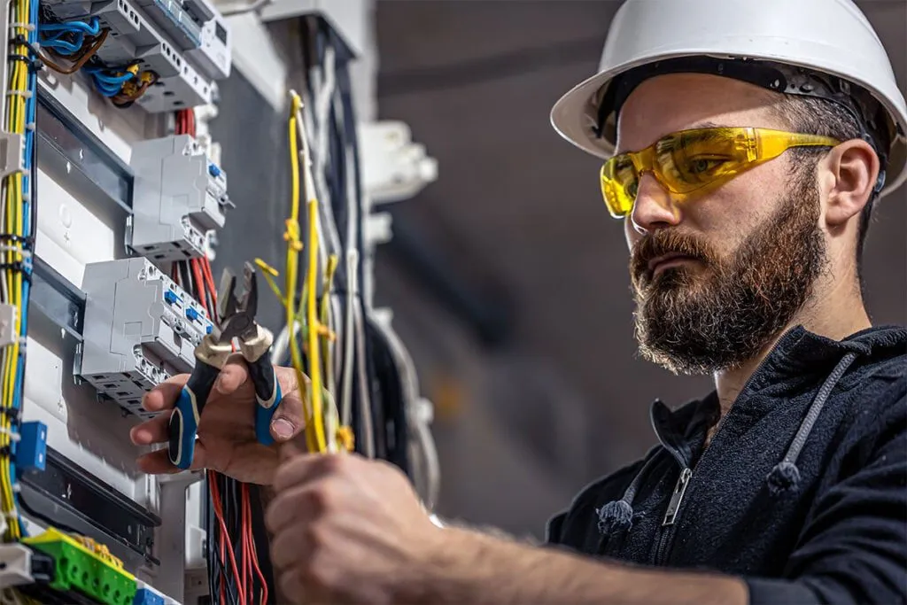 Zdjęcie Ile zarabia pomocnik elektryka? Zaskakujące różnice w wynagrodzeniu