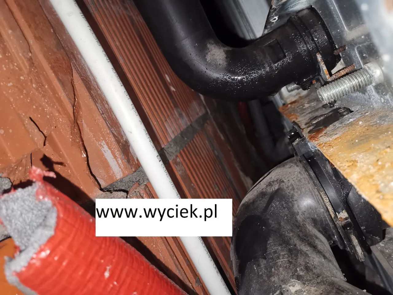 Zdjęcie Dlaczego cieknie woda z komina przyczyny i skuteczne rozwiązania problemu