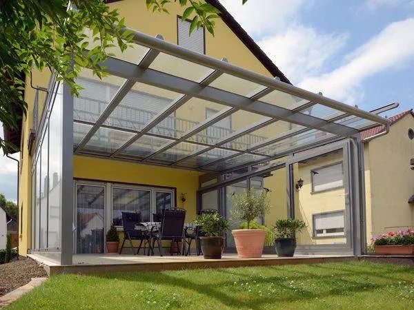 Zdjęcie Jaki dach na pergolę? Luksusowe lamele, praktyczny poliwęglan czy szkło