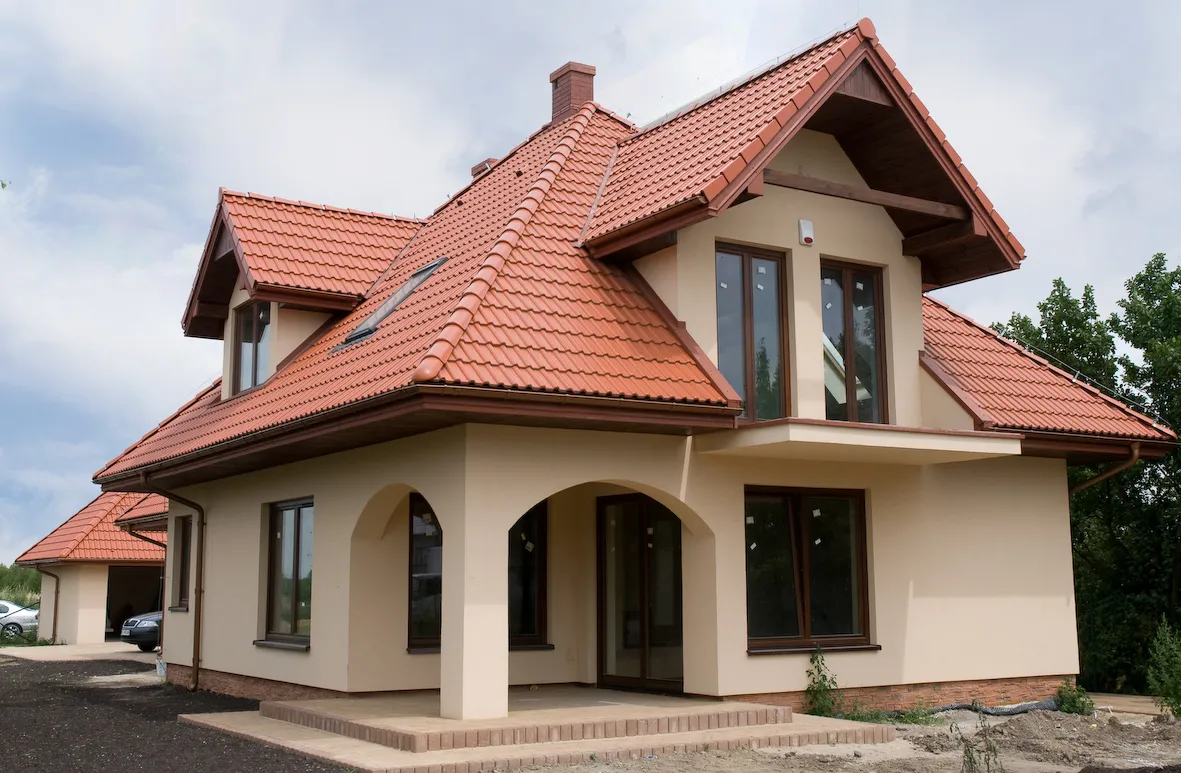 Zdjęcie Czerwony dach: 7 idealnych kolorów elewacji - harmonia i styl
