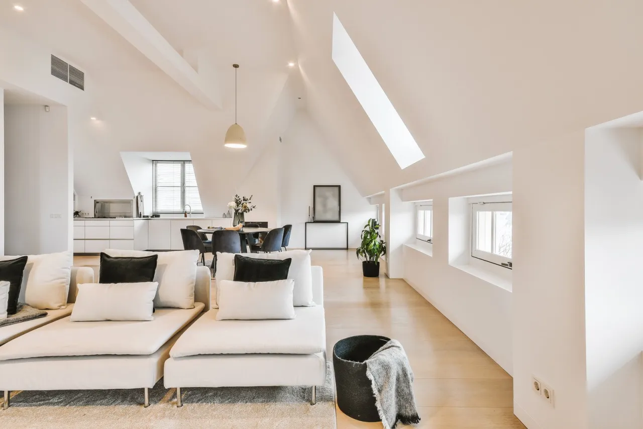 Zdjęcie Jak urządzić salon na poddaszu - inspiracje i zdjęcia, które zachwycają