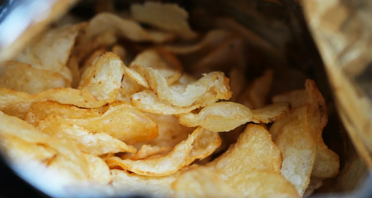Zdjęcie Czy pies może jeść chipsy? Dowiedz się, dlaczego to niebezpieczne.