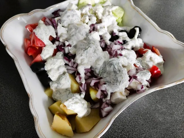 Zdjęcie Najlepsze sosy do sałatki z fetą, które zachwycą Twoje kubki smakowe