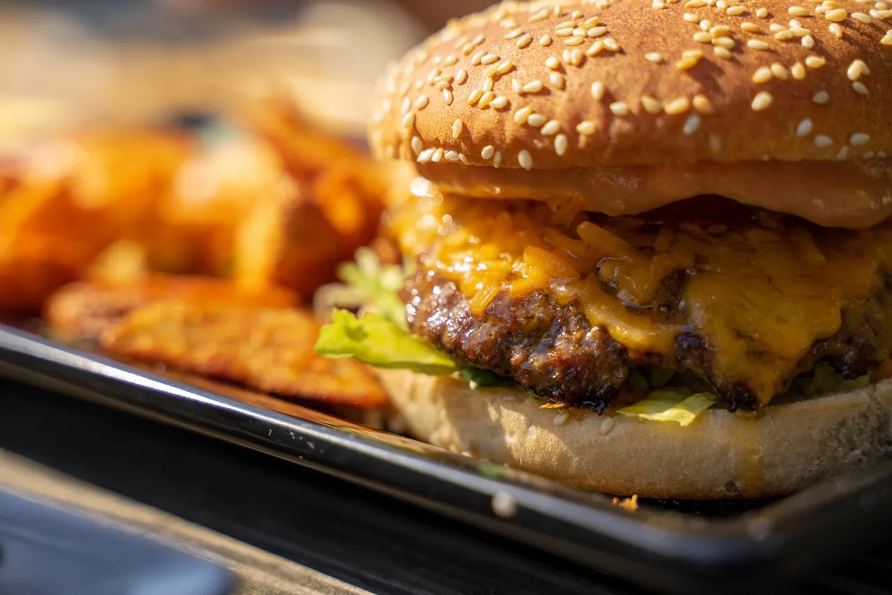 Zdjęcie Jak składać burgera - uniknij najczęstszych błędów w przygotowaniu