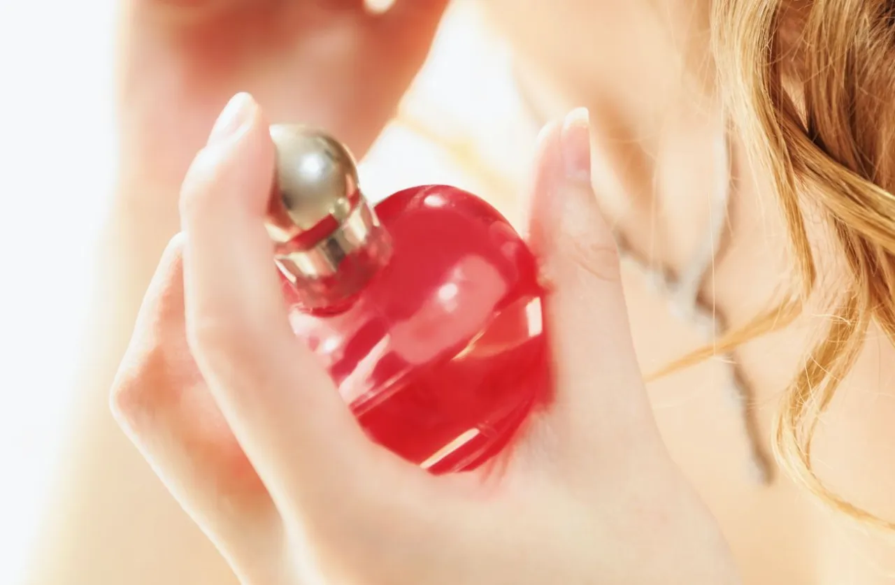 Zdjęcie Gdzie psikać perfumy damskie: 5 najlepszych miejsc na ciele