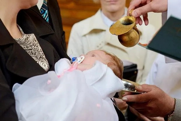 Zdjęcie Ile się daje na chrzest księdzu? Odkryj prawdę o opłatach