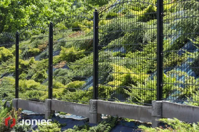 Zdjęcie Jak zrobić ogrodzenie na pochyłym terenie – uniknij kosztownych błędów