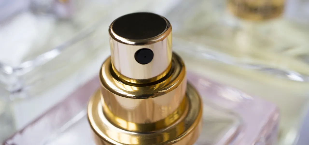 Zdjęcie Butelka po perfumach gdzie wyrzucać? Poznaj najlepsze sposoby na recykling