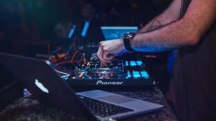 Zdjęcie Co robi DJ? Poznaj tajniki pracy DJ-a i jego obowiązki